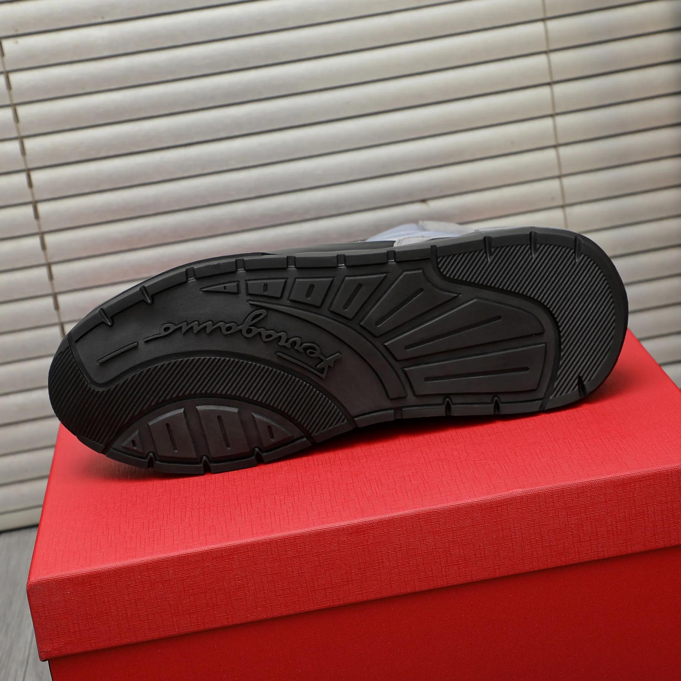 Men's shoes 💰640 Product trademark: Ferragamo "Ferragamo" high-top casual shoes Regular size: 38-46 (45.46 is custom-made and non-returnable) Product materials: Selected frosted cowhide stitching cloth upper, cowhide lining, original outsole